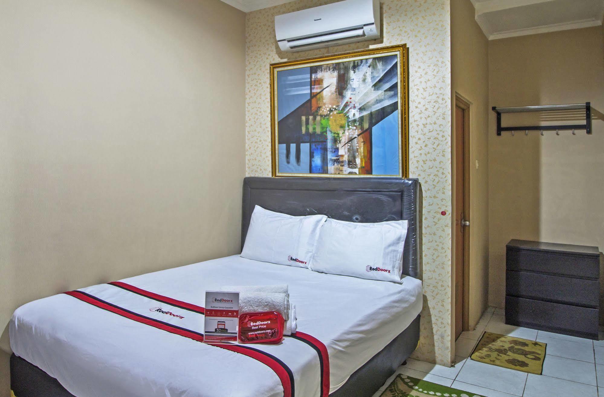 Rumah tetamu Reddoorz @ Slipi Jaya 2*